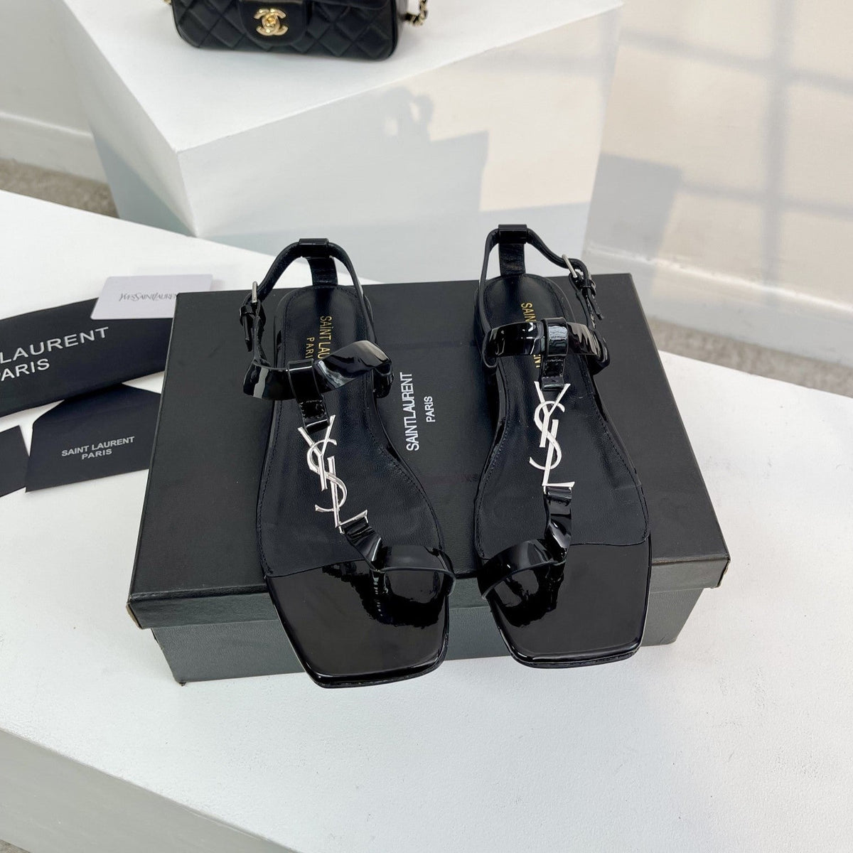 SL LOGO FLAT SANDALS BLACK POLISHED CALFSKIN
